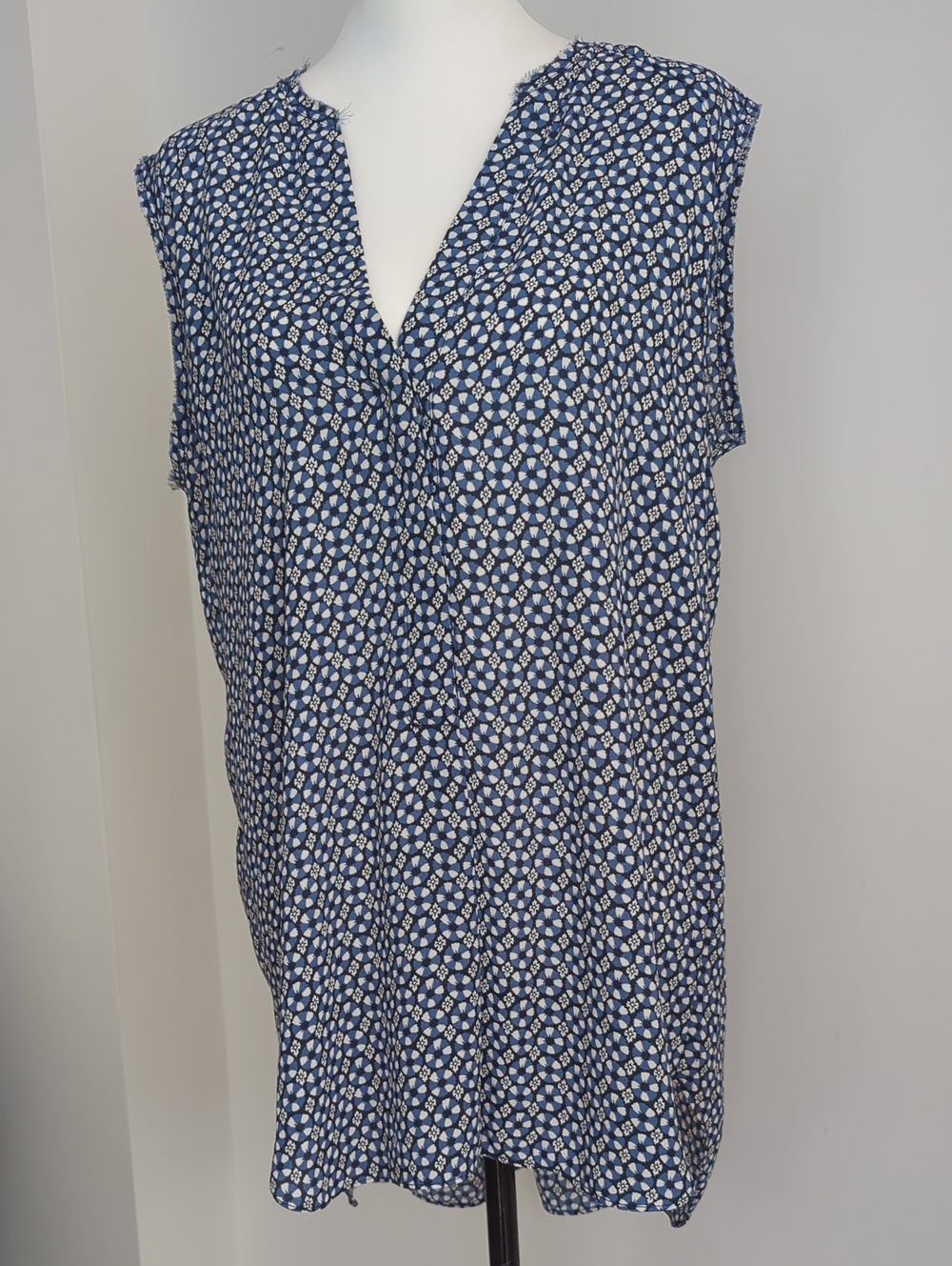 H&M White, Black & Blue Geo Pattern Pleated Sleeveless Long Tunic Blouse